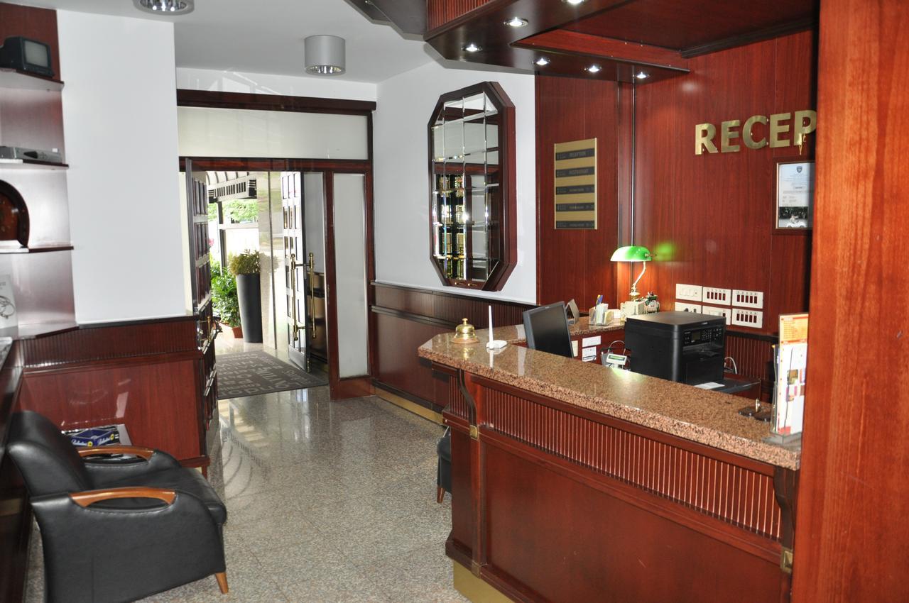 Hotel Gold Inn Peje Exterior photo