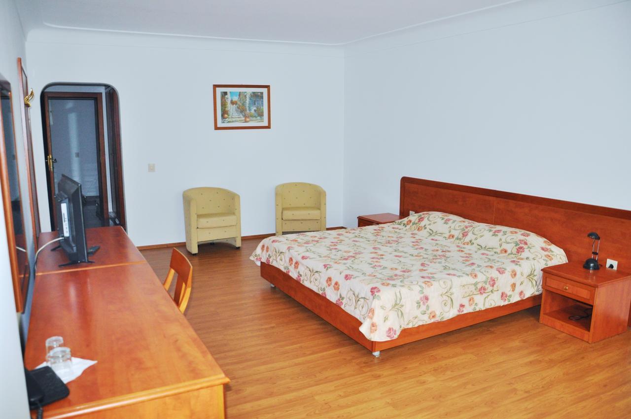 Hotel Gold Inn Peje Exterior photo
